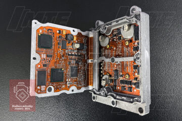 Otvorená riadiaca jednotka Trionic 8 s odkrytovanou elektronikou
