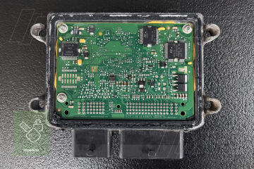 Otvorená riadiaca jednotka EMS 3130 – viditeľná elektronika