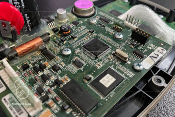 Detailná fotografia plošného spoja (PCB) modulu JCB – viditeľné napájacie a komunikačné obvody
