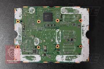 Detail spodnej strany dosky plošných spojov s odhaleným procesorom Infineon Tricore TC298