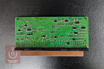 Detail spodnej strany PCB odhaľujúci komplexnosť vodivých ciest a kvalitu výrobných spájkovaných spojov, ktoré sú kritické pre spoľahlivosť jednotky.