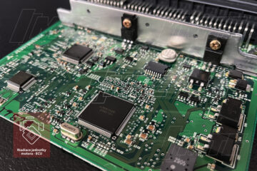 Zvýraznená časť PCB s opravovanými miestami – spájkovacie body a výmena poškodených súčiastok.