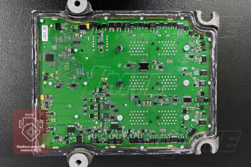 Detailný pohľad do vnútra riadiacej jednotky Phoenix L34 po mechanickom otvorení v našom servisnom stredisku. Je viditeľná horná strana viacvrstvovej dosky plošných spojov (PCB).