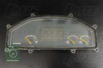 Čelný pohľad na združený prístrojový panel Volvo 11443770-P01. Zobrazuje hlavný LCD displej, analógové ukazovatele a sústavu varovných kontroliek, ktoré poskytujú operátorovi kľúčové informácie o stave stroja.