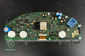 Spodná strana PCB osadená kľúčovými elektronickými komponentmi. Nachádzajú sa tu obvody pre napájanie, komunikáciu (CAN-Bus) a spracovanie signálov.