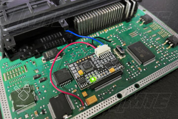 Detailný záber na pripojenie emulátora. Po úspešnom prispôsobení pomocou PIN kódu emulátor plne nahrádza funkciu originálneho immoboxu a kľúča, čím umožňuje štart vozidla.