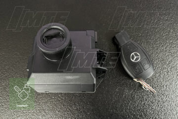 Tento pohľad ukazuje modul EIS/EZS A4479007606, pripravený na interakciu s kľúčom od vozidla Mercedes-Benz W447. V tomto momente prebieha prvá fáza overenia – bezdrôtová komunikácia medzi kľúčom a modulom, ktorá je základom celého autorizačného procesu FBS4. Práve toto je miesto, kde sa začína problém, ak modul nereaguje na kľúč.