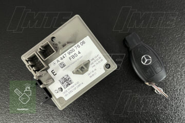 Z tohto uhla vidíme zadnú časť modulu EIS/EZS A4479007606, kde sa nachádzajú kľúčové konektory pre pripojenie do elektrickej siete vozidla a komunikačné zbernice (napr. CAN BUS). Taktiež je viditeľný štítok s presným označením dielu a jeho špecifikáciami. Kľúč je prítomný pre vizuálny kontext. Kvalita týchto spojení a integrita vnútorných obvodov je kľúčová pre spoľahlivú prevádzku celého systému imobilizéra.
