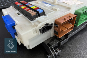 Detailný pohľad na piny konektorov BCM modulu. Vďaka nášmu technologickému vybaveniu sa dokážeme pripojiť priamo na tieto piny a komunikovať s interným procesorom Renesas M30882F. To nám umožňuje vykonať kompletné klonovanie softvéru bez nutnosti fyzického otvárania alebo rozlepovania plastového obalu náhradnej jednotky.