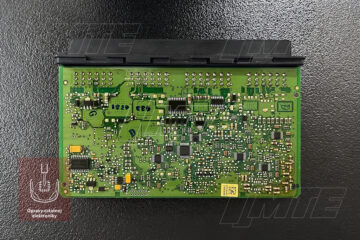 Detailný pohľad na spodnú vrstvu dosky plošných spojov (PCB) modulu CPC. Zobrazuje spájkovacie body konektorov a SMD komponentov, kde sa kontroluje integrita spojov.