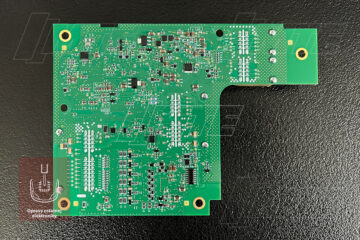 Spodná strana plošného spoja riadiacej elektroniky batérie Audi počas vizuálnej kontroly spojov.