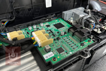 Pohľad na osadenú riadiacu elektroniku (BMS) vo vnútri obalu batérie 4N0915105B.