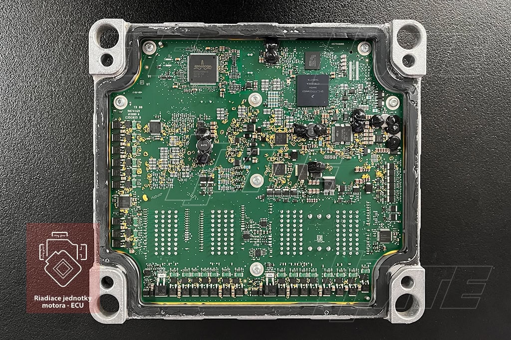 Základná doska ADEM 6 A6M12 pri otvorenom kryte — elektronika riadiacej jednotky CAT