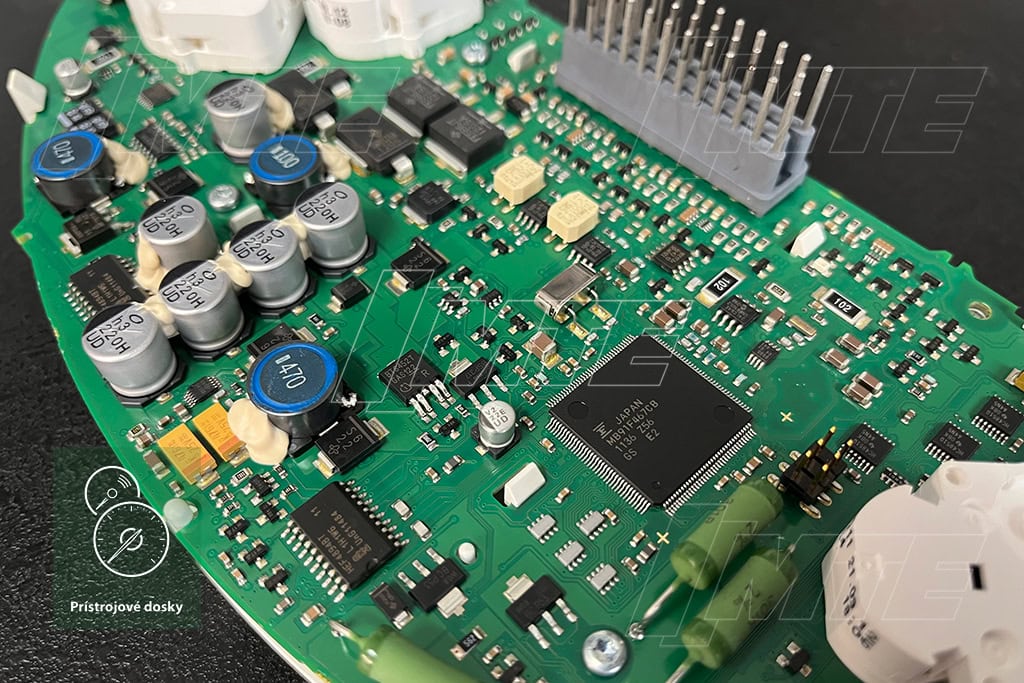 Procesor Fujitsu MB91F467CB na základnej doske Continental A2C53411221 — Multicar M27/M30