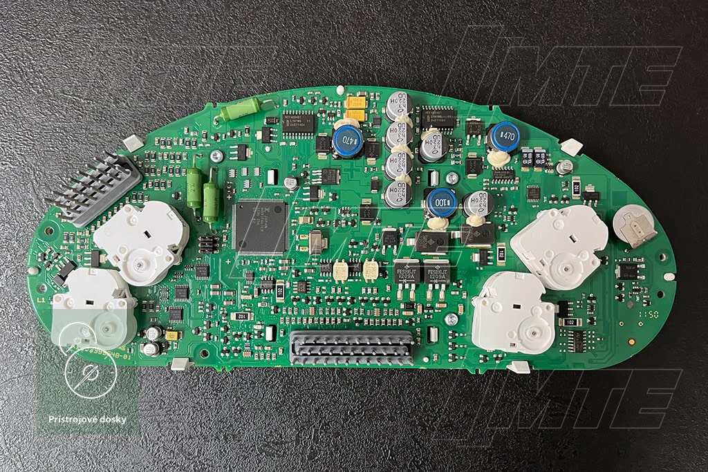 Zadná časť základnej dosky A2C53411221 — konektory a procesor Fujitsu MB91F467CB