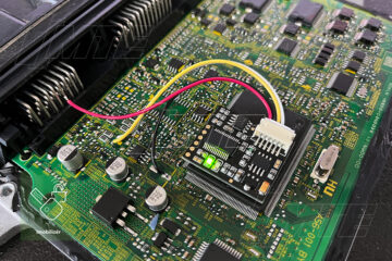 IMMO emulátor namontovaný na základnej doske ECU — zelená LED indikuje funkčnosť