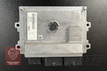Riadiaca jednotka Continental V46.11 (9800913080) — Peugeot 208 1.2 VTi, pohľad zhora so štítkom