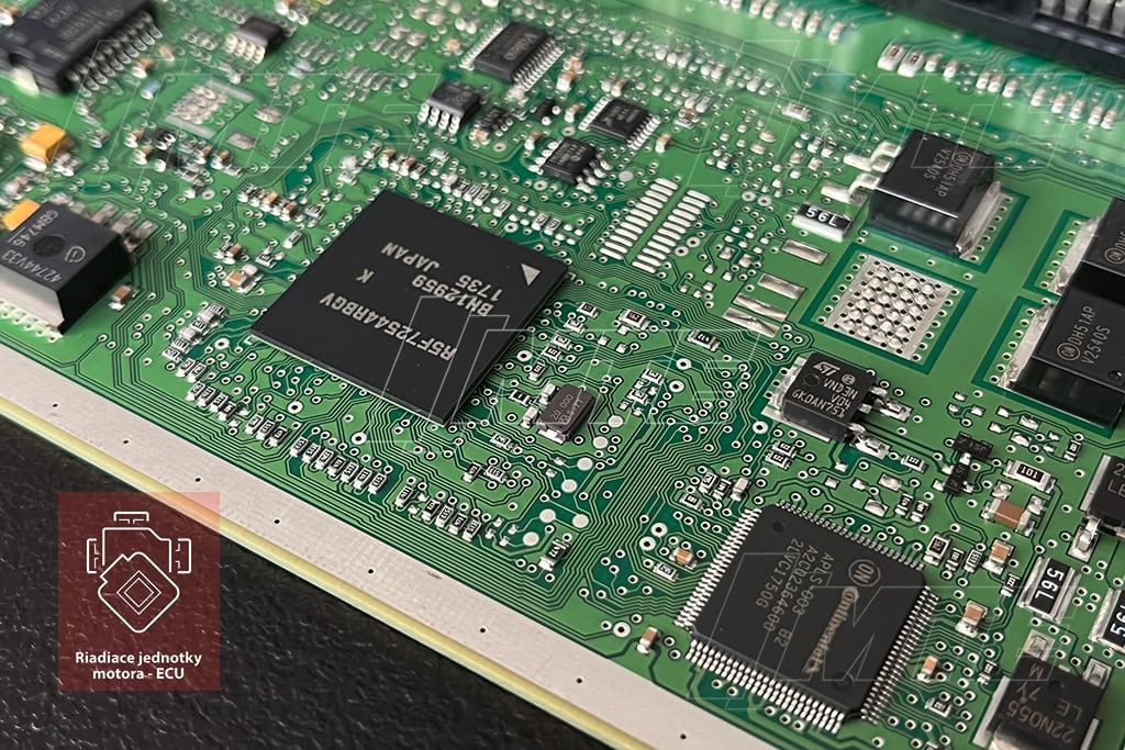 Detail procesora Renesas R5F72544 na základnej doske Continental V46.11 — Peugeot 208 ECU