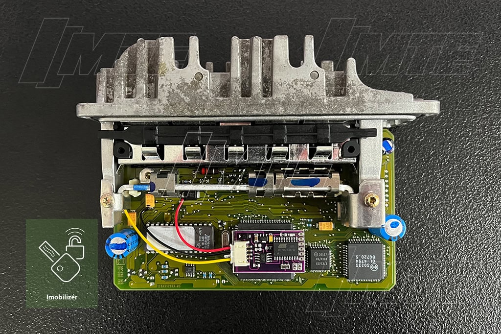 Otvorená ECU Bosch MA1.3 032906026D — základná doska s pripojeným emulátorom imobilizéra