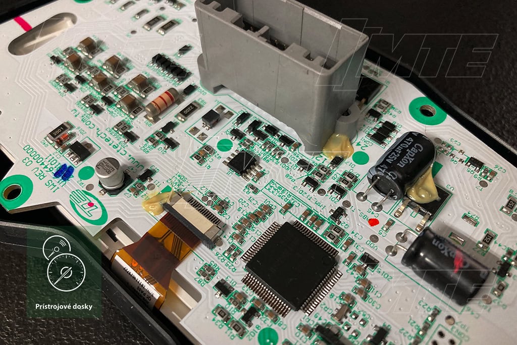 Detail procesora Renesas M16C na základnej doske prístrojového panelu Yamaha MT-07 BC6-83500-00