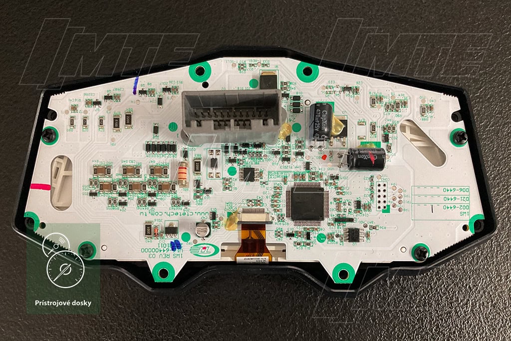 Otvorený prístrojový panel Yamaha MT-07 BC6-83500-00 — základná doska s komponentmi