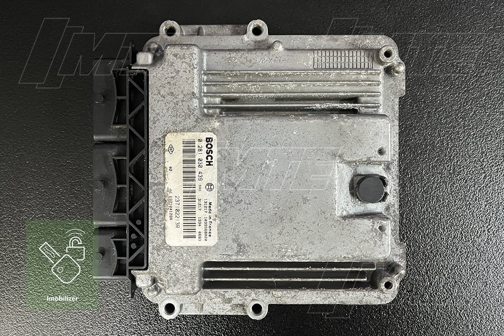 Riadiaca jednotka Bosch EDC17C42 (0281030439) — pohľad zhora so štítkom, Dacia Sandero 1.5 dCi