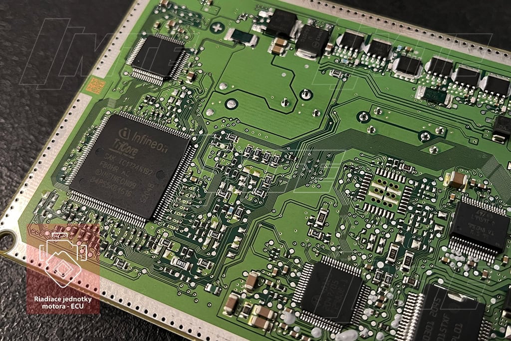 Detail procesora Infineon TriCore TC1724 na základnej doske riadiacej jednotky Bosch EDC17C63