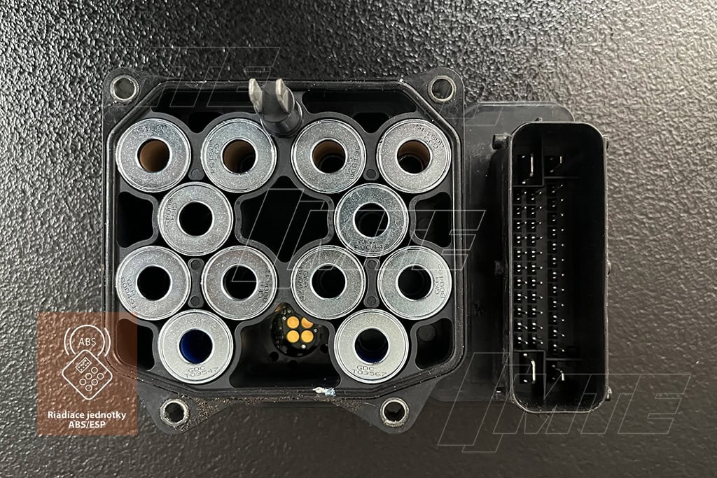 ABS/ESC modul Mando 5WY7F74A — pohľad zdola, elektromagnetické ventily a konektor
