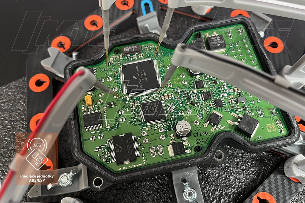 Detail procesora Freescale 9S12XEQ512 (3M52J) pri programovaní v prípravku — ABS modul Mando Kia Sportage