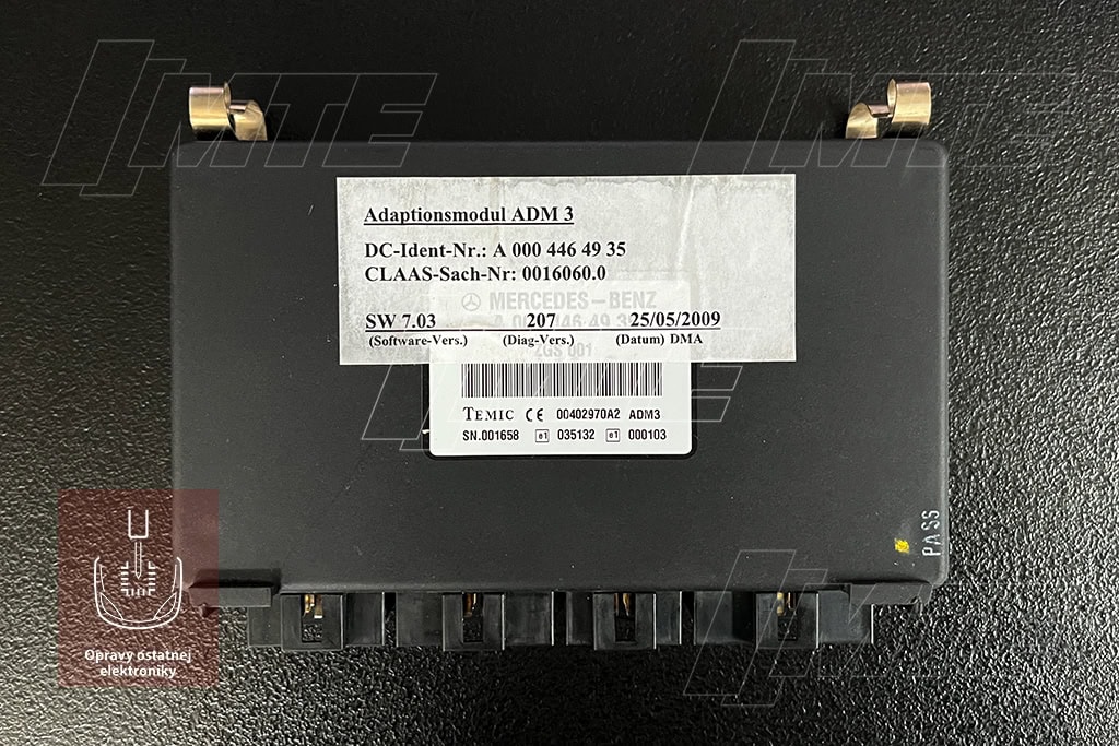 Modul ADM3 Temic A0004464935 na stole — poľnohospodársky stroj Claas